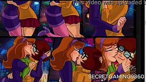 Léchage passionné de Velmas dans une rencontre lesbienne sur le thème de Halloween