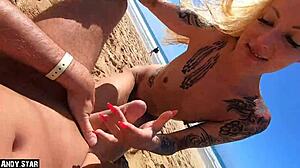 Una pareja disfrutando de un encuentro caliente al aire libre en la playa, lleva a un final satisfactorio