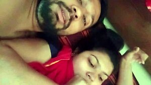 Новорођени индијски пар дели романтичне тренутке у хардкор видеу
