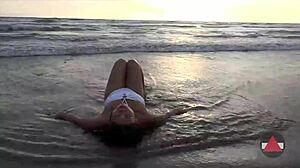 Umed și sălbatic: O aventură cu fetișul picioarelor pe plajă