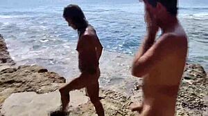 Любительские пары занимаются сексом на пляже на свежем воздухе, запечатленные на камеру