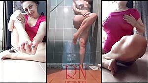 Ibu rumah tangga sensual menanggalkan pakaiannya di kamar mandi dengan body lotion