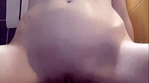 Јанели Лемберс се препушта врућем туширању са сензуалним јахањем и примамљивим приказима