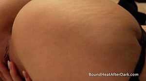 Une dominatrice domine sa soumise avec une intense fessée sur son cul nu