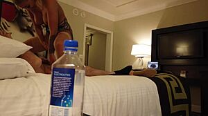 Madelyn Monroe a její přítelkyně jezdí na cizím muži v Las Vegas s lahví od vody