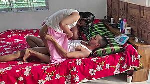 Ханиф и Адорис се упуштају у страствени и интензивни кућни видео који приказује дубоко грло, анални секс и кремпију