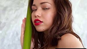 Kit Rysha, uma beleza filipina pequena, mostra seus atributos sem pelos enquanto posa com uma folha enorme