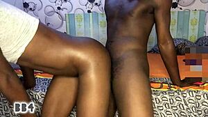Een zwarte vrouw en haar vriend hebben seksuele activiteiten in een hotelkamer