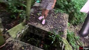 Egy elhagyatott helyre csábítva egy zavarodott nővel az erdőben