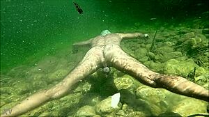 Potopljena: Vroče podvodno srečanje na prostem