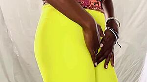 Close-up van Sylks gele panty's die haar sensuele cameltoe onthullen