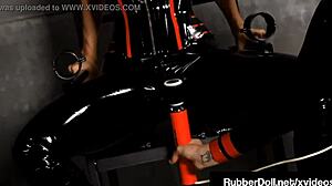 Rubberdoll és Shae Fatal egy Hitachi vibrátort használnak az extázis eléréséhez ebben a BDSM videóban