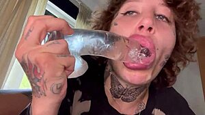 Inked babe utfører intens oralsex til hun gråter mens hun bruker en dildo