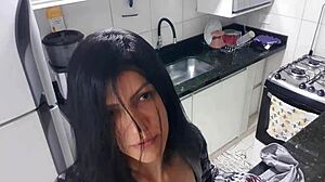 Sexig kvinna tillfredsställer sig själv med en monsterkuk i köket