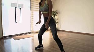 Sexy černé dívky tančí horkou rutinu s oholenou kundičkou a cvičebním břichem!