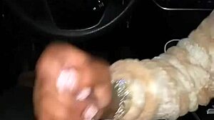 Ebony babe tager stor sort pik i bilen efter natklub