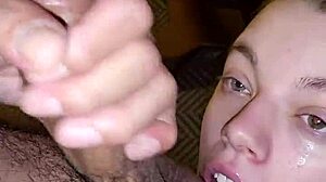 Une petite fille blanche fait une gorge profonde et lèche l'anus à une grosse bite noire dans une vidéo d'hôtel non éditée