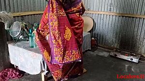 La zia indiana in un sari rosso si impegna in un bollente sesso