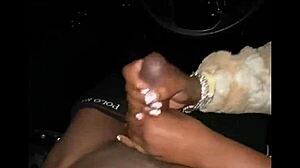 Gadis kulit hitam mengambil batang hitam besar di dalam kereta selepas kelab malam