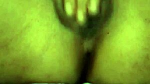 Traseiro adorável e vagina preenchida de uma mulher latina
