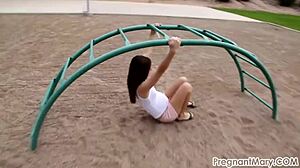 Mujer embarazada posa seductoramente al aire libre en un video fetichista