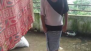 La ama de casa india cachonda se folla a la hija de su vecino en estilo perrito