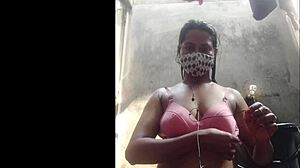 Bebelușa din Bangladesh ia o pulă mare într-un videoclip hardcore