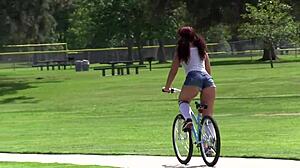 Savannah Foxxs viaja sensualmente de la bicicleta a un placer íntimo con su pareja bien dotada