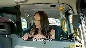 Hayley Vernons se transformă într-o întâlnire fierbinte cu un cocoș mare în prima plimbare cu un taxi