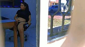 En ung granne njuter av att titta på porr med ett öppet fönster och avslöjar sina intima ögonblick med sina känsliga fingrar och små bröst. En fängslande syn för dem som uppskattar lockelsen av oskuld och skönhet