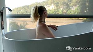كيم، مدونة الفيديو الجميلة، تستمتع بجلسة منفردة ساخنة قبل الاستحمام الاسترخاء