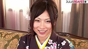 Dona de casa amadora japonesa explora brincadeiras com dildo pela primeira vez - orgasmo intenso