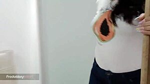 Una colombiana amatoriale viene punita dal suo vicino con una leccata di culo calda