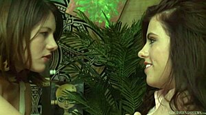 Lidenskapelige brunetter Adriana Chechik og Shyla Jennings hengir seg til gjensidig cunilingus og puss-suging
