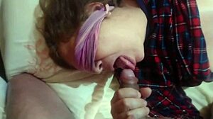 סרטון מוקלט בסתר של חברה מבוגרת שמפנקת את בנה עם הזין הגדול שלו בזמן שהיא מבצעת סקס אוראלי ומקבלת זרע בפה