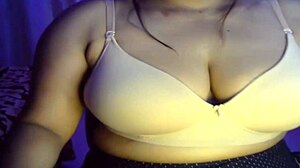 En sensuel indisk pige med store bryster deler sin kærlighed til sex på nettet