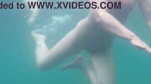 עדה בויאנס שוחה בחוץ בלי בגד ים