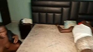 En sort husmor engagerer sig i hemmelig sex med en familie ven i hendes soveværelse