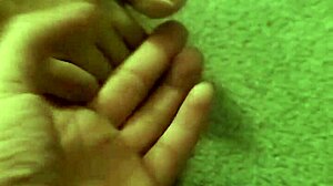 Sevdiği kişi uyurken, kıç parmakları ve tabanları olan duygusal Brezilya ayak fetişi