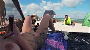 Gift brud deler stranden POV af voyeurs onani