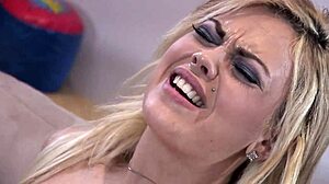 Старла Стърлинг, едрогърда блондинка, се занимава с интензивен секс без седло с голям черен пенис, получавайки лицева процедура в края