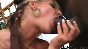 Eine dickbusige Blondine gibt einem gut bestückten Schwarzen ihren ersten Deepthroat