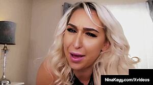 Nina Kayy, seorang wanita penggoda berpayudara besar, menikmati kenikmatan oral dengan penis besar dan keras