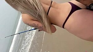Biela dievčina sa necháva ošukať na pláži po rybačke v tomto videu od Alinovej