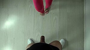 Sexy voeten in roze sneakers trappen een bal in slow motion