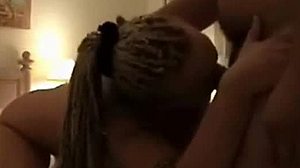 Amatérská dívka s dreadlocks dává orální sex a nechává se ošukat